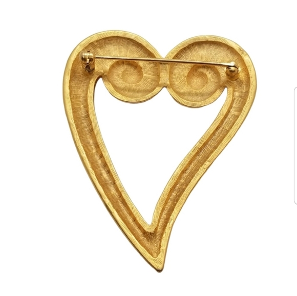 VINTAGE MATTE GOLDTONED HEART WITH SCROLL DESIGN BROOCH - Picture 3 of 3